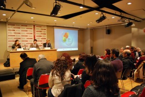 La mesa de ponencias y debates sobre Religión y cambio social, durante un congreso sobre religión y gobernanza celebrado en Barcelona, España.