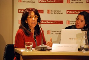 La Dra. Silvia Albareda Tiana (a la izquierda) de la Universidad Internacional de Barcelona y la Dra. Mar Griera (a la derecha) de la Universidad Autónoma de Barcelona, en una mesa redonda sobre los cambios de religiosidad en la sociedad contemporánea.
