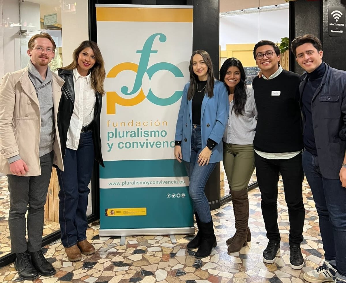 Representación de jóvenes participantes en la jornada de la Fundación Pluralismo y Convivencia